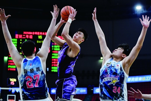 山东U22男篮队员段昂君(紫衣)图据新华社